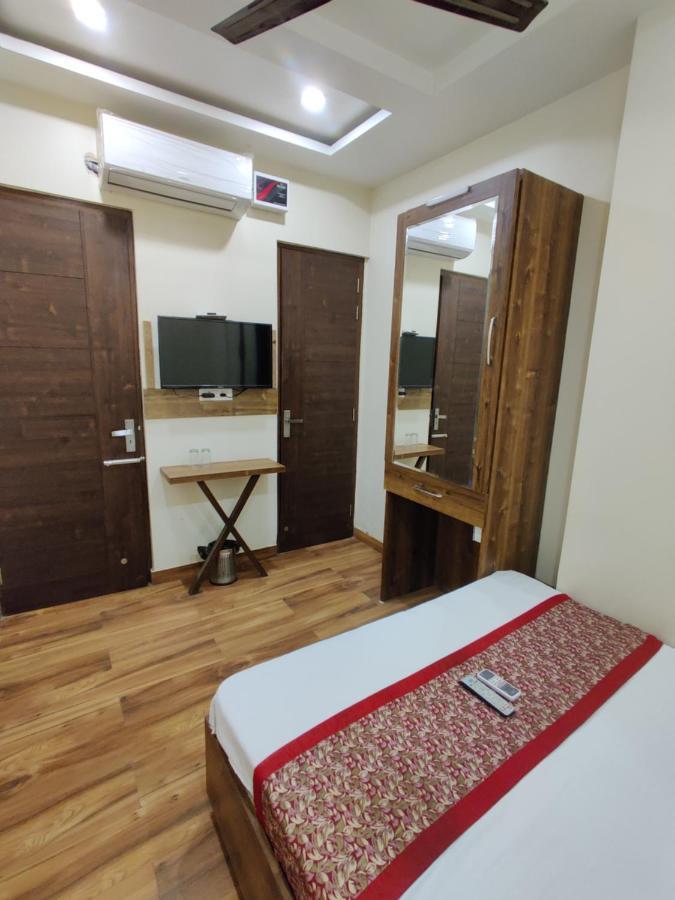 Hotel 56 - 200 Meter From Golden Temple Amritsar Exteriör bild